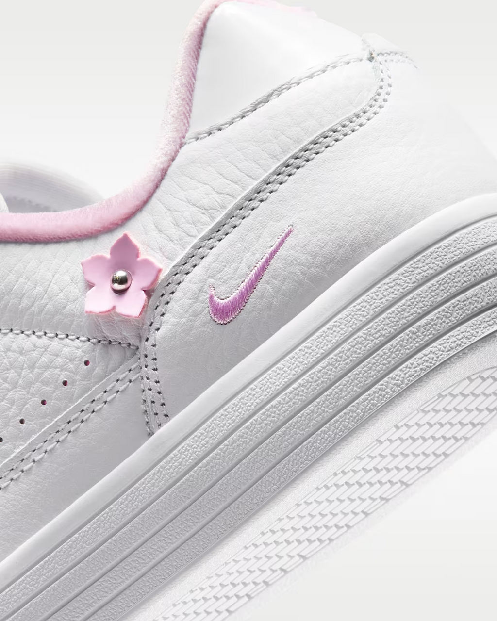 IR8636-100 Nike Tennis Centre "Florette" (Women's)